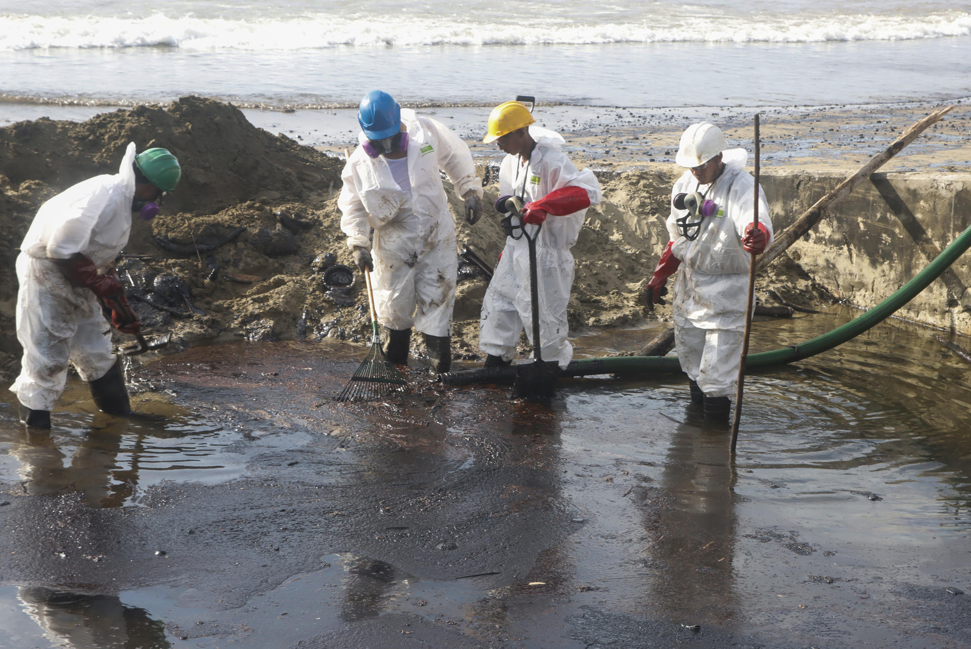 Unos trabajadores limpian un derrame de petróleo, el 12 de febrero del 2024, en la playa Rockly Bay, en la ciudad de Scarborough en la isla Tobago (Trinidad y Tobago). EFE/Clement Williams