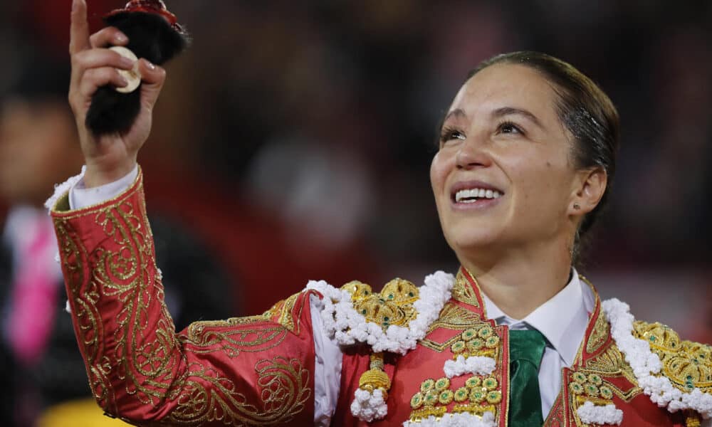 La torera colombiana Rocio Morelia celebra tras cortar una oreja durante la cuarta corrida en la Plaza de Toros México, en Ciudad de México (México). EFE/Mario Guzmán