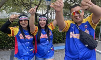Aficionados venezolanos posan para EFE en Miami (Estados Unidos). EFE/ Antoni Belchi
