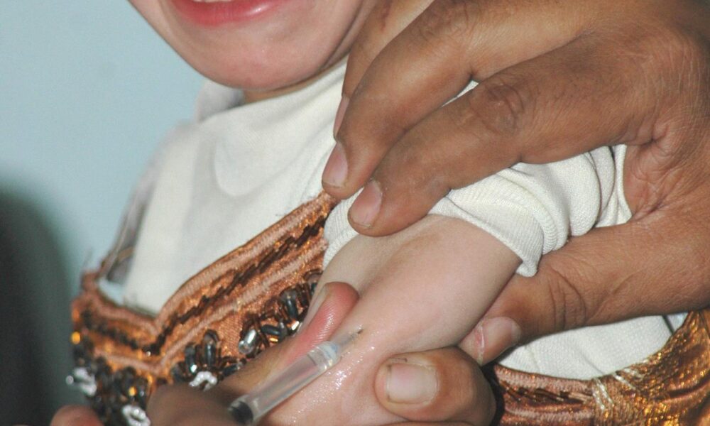 Foto archivo. Una niña yemení llora mientras es vacunada en un centro de salud en Saná, Yemen. EFE/Yahya Arhab