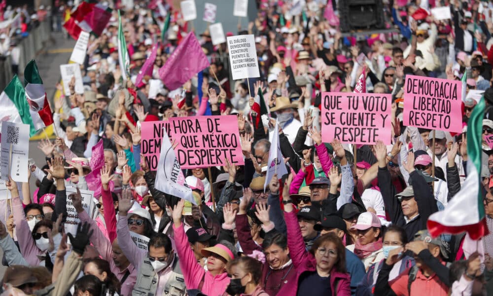 Miles de personas participan durante la 'Marcha por nuestra Democracia' este domingo en la Ciudad de México (México).  EFE/Isaac Esquivel