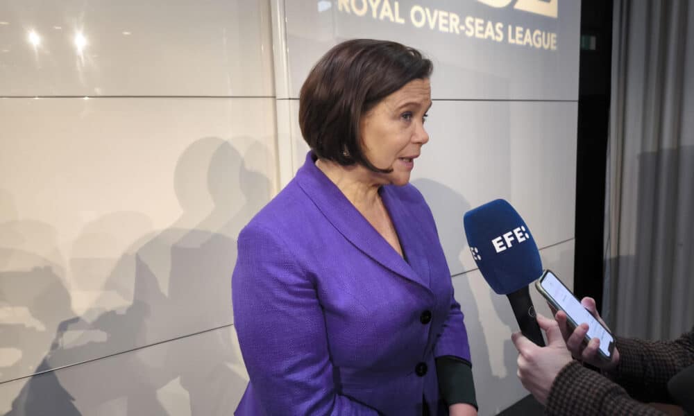 La presidenta del partido nacionalista irlandés Sinn Féin, Mary Lou McDonald, ofrece declaraciones este jueves, en Londres (R.Unido). La presidenta del Sinn Féin aseguró este jueves en Londres que se celebrará un referéndum sobre la reunificación de la isla de Irlanda "en esta década".EFE/ Guillermo Garrido