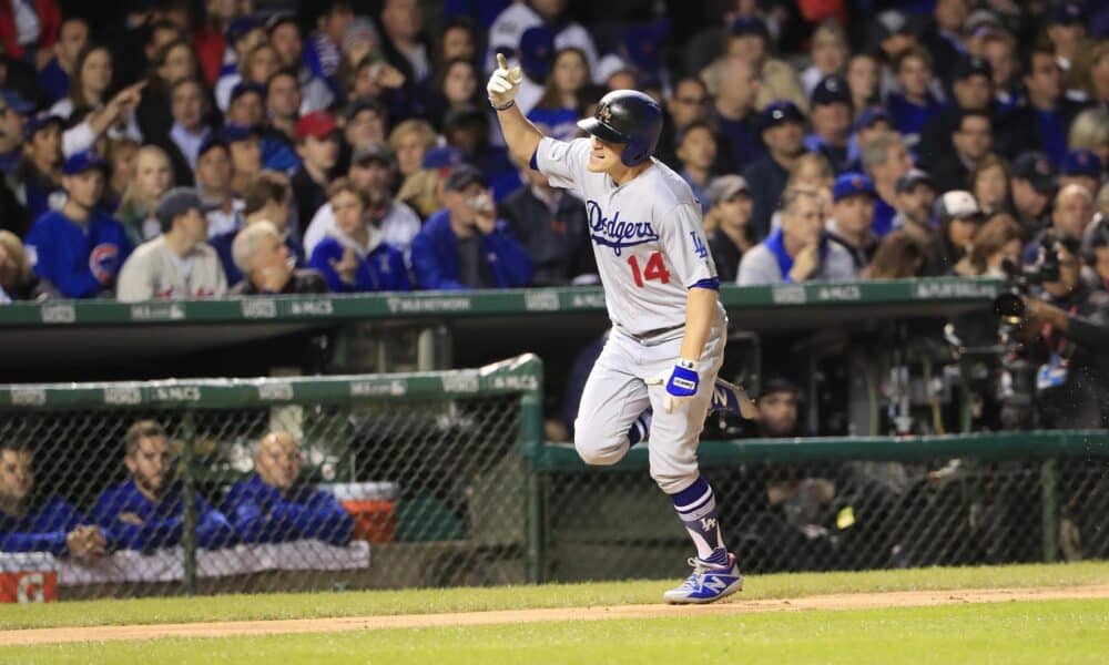 Fotografía de archivo en la que se registró al beisbolista puertorriqueño Enrique Hernández quien regresó a los Dodgers de la MLB en la segunda mitad de 2023 y ha renovado por una temporada y cuatro millones de dólares con el equipo angelino. EFE/Tannen Maury