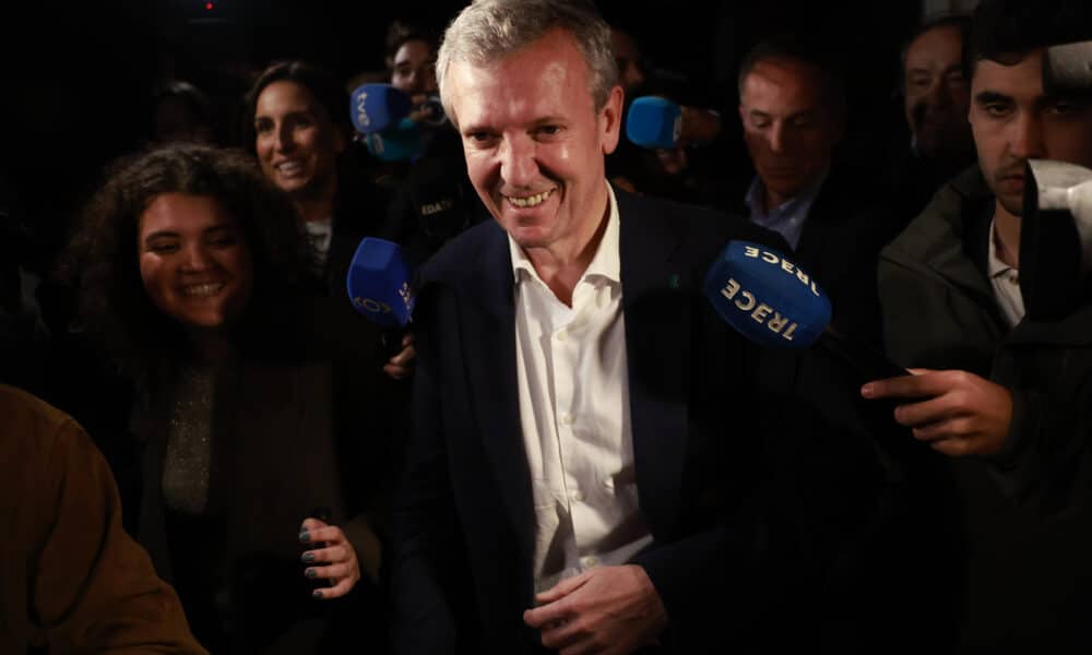 El candidato Popular a la Xunta, Alfonso Rueda, reacciona tras resultar ganador de las elecciones gallegas este domingo, en Santiago. El resultado de las elecciones gallegas del 18 febrero deja la quinta mayoría consecutiva del PP, la primera con Alfonso Rueda al frente.EFE/ Lavandeira Jr