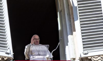 El papa Francisco dirige su oración del Ángelus desde la ventana de su oficina con vista a la Plaza de San Pedro en la Ciudad del Vaticano, el 25 de febrero de 2024. EFE/EPA/ANGELO CARCONI