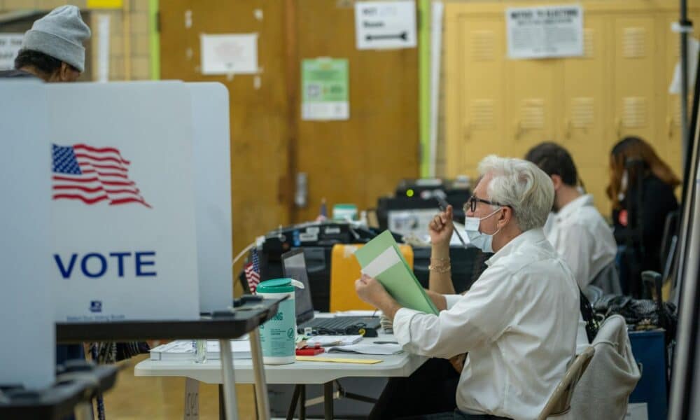 Un grupo de jurados electorales fue registrado este martes, 27 de febrero, durante las elecciones primarias para las presidenciales estadounidenses, en la escuela elemental Warren E. Bow, en Detroit (Michigan, EE.UU.). EFE/Cyndi Elledge