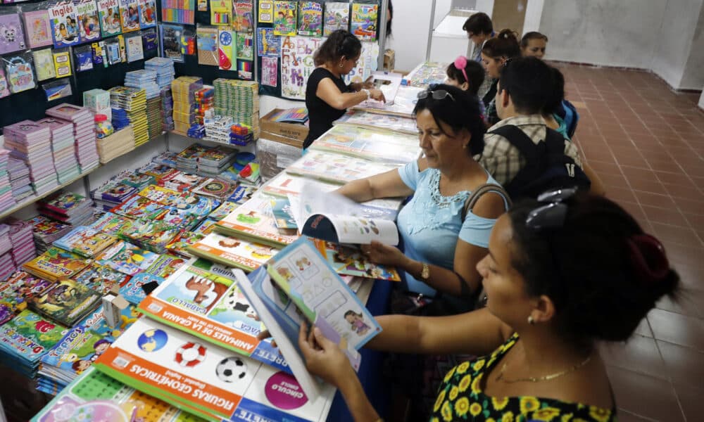 Personas asisten a la Feria del libro en La Habana, en una fotografía de archivo. EFE/Ernesto Mastrascusa