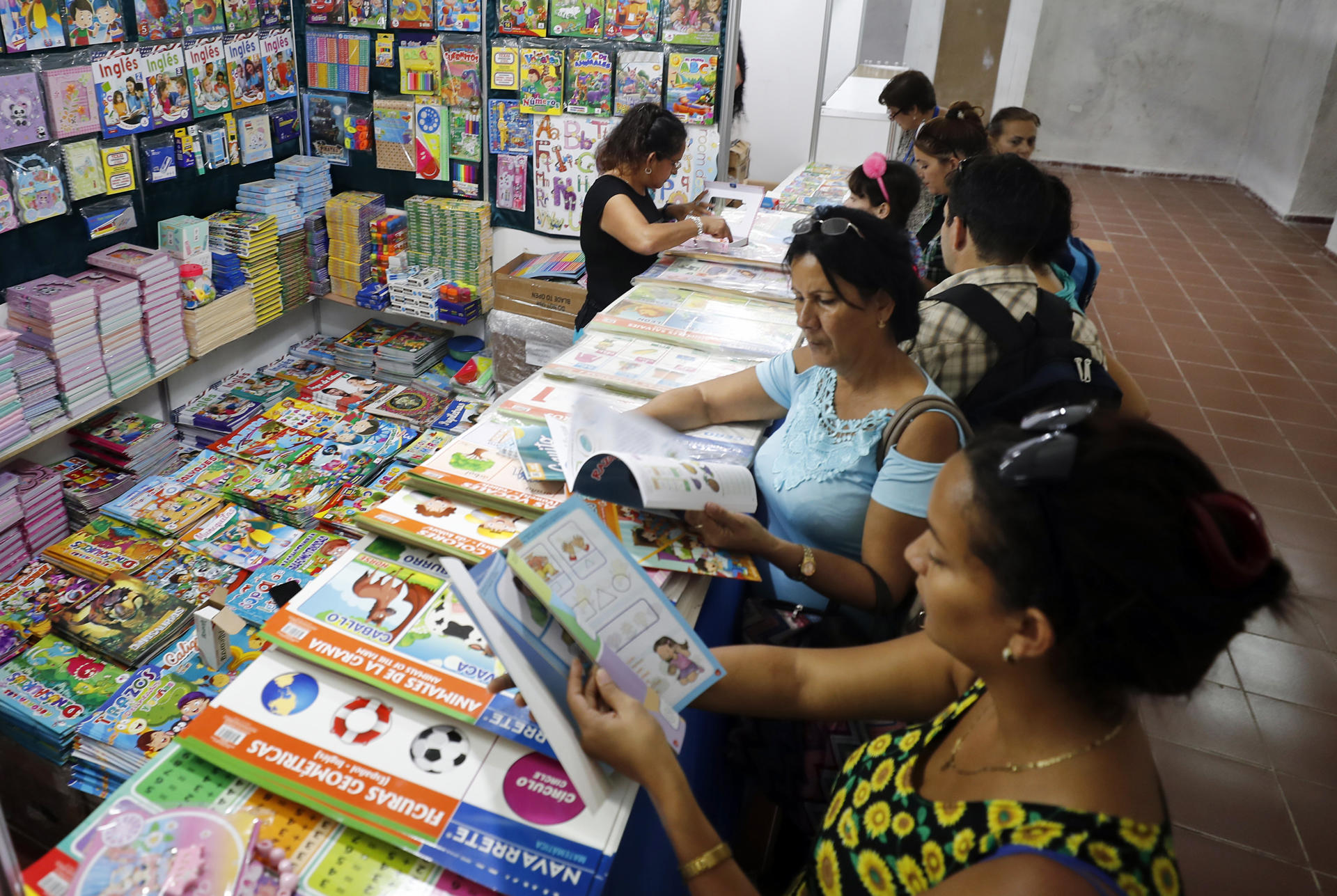 Personas asisten a la Feria del libro en La Habana, en una fotografía de archivo. EFE/Ernesto Mastrascusa