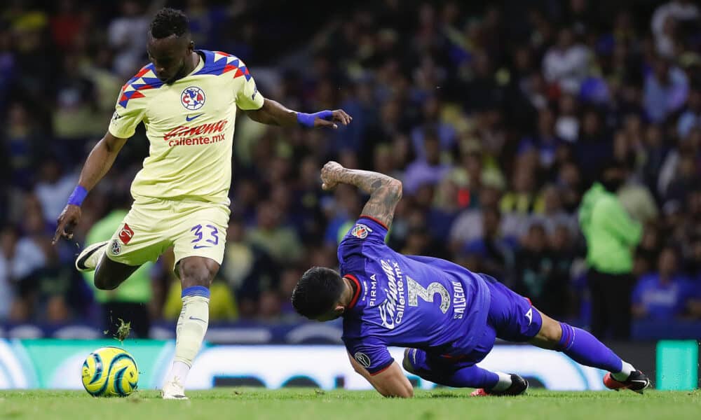 Julián Quiñones (i) del América disputa un balón con Carlos Salcedo de Cruz Azul, durante un partido por la octava jornada de la Liga MX del fútbol mexicano entre América y Cruz Azul, disputado en el estadio Azteca, en Ciudad de México (México). EFE/Sashenka Gutiérrez