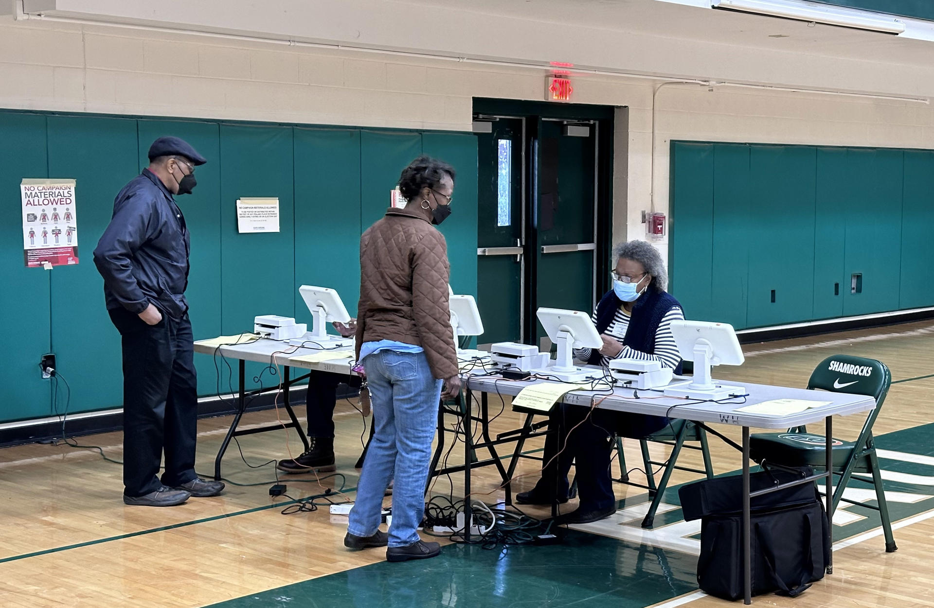Fotografía que muestra personas mientras asisten a un centro de votación en Columbia, Carolina del Sur (EE.UU.). EFE/Octavio Guzmán