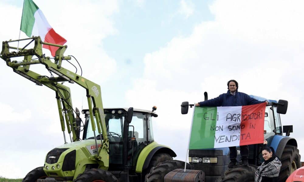 Danilo Calvani, líder de la asociación Comité de agricultores traicionados, sostiene una bandera italiana con el lema "los agricultores no están en venta" durante una protesta en Cecchina, cerca de Roma, Italia, 08 de febrero de 2024. Los agricultores italianos protestan contra lo que dicen que son políticas agrícolas europeas dañinas, haciéndose eco de manifestaciones en otras partes de Europa, incluidas Alemania, Bélgica y Francia. (Protestas, Bélgica, Francia, Alemania, Italia, Roma) EFE/EPA/Fabio Cimaglia