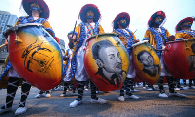Artistas participan en el Desfile de Llamadas como parte del inicio del Carnaval este 9 de febrero de 2024, por la calle Isla de Flores, en Montevideo (Uruguay).  EFE/ Gaston Britos