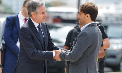 El secretario de Estado de Estados Unidos, Antony Blinken, saluda a un hombre que le cuenta la historia de la Plaza de Mayo. EFE/ Juan Ignacio Roncoroni