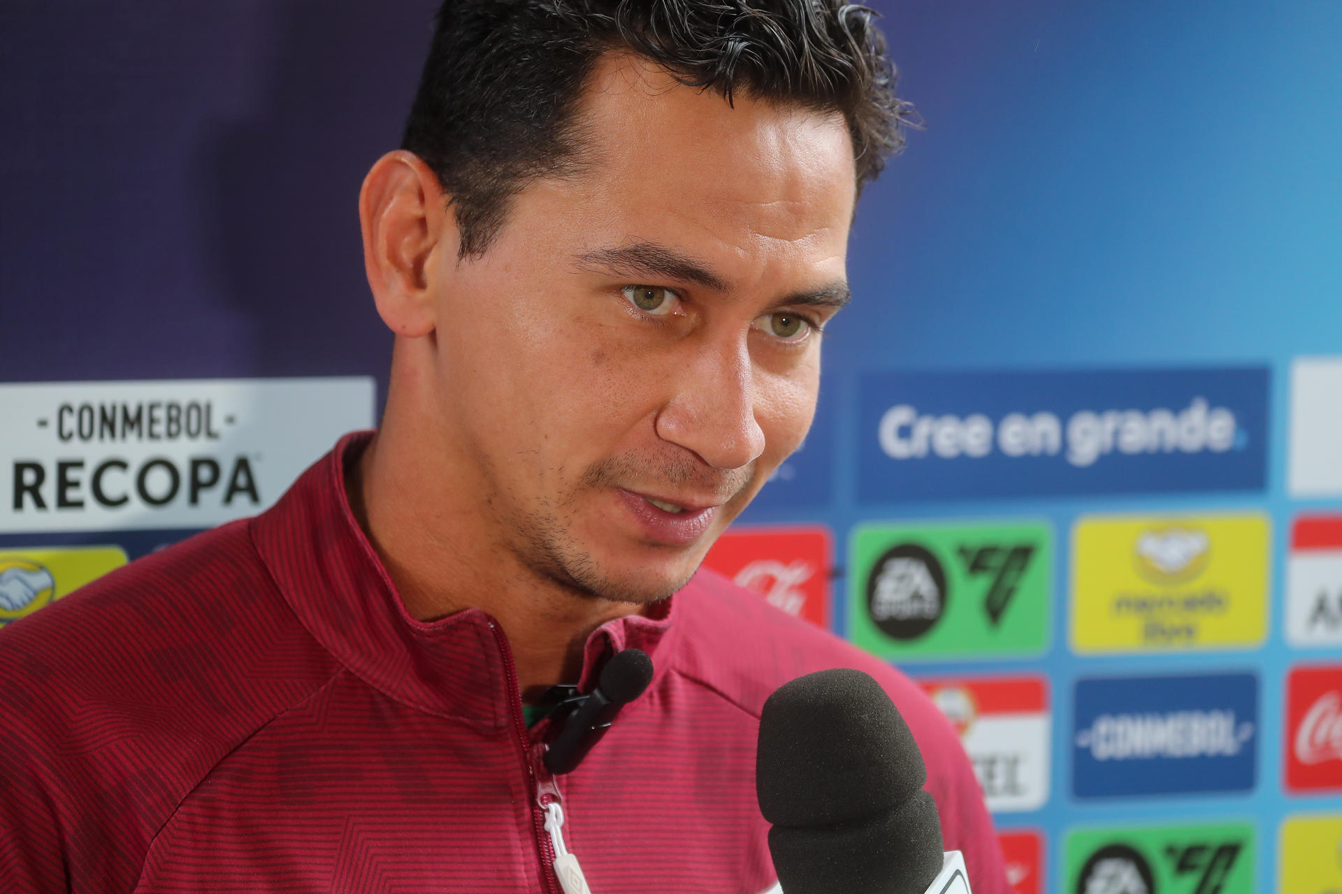 El jugador del Fluminese Paulo Henrique Ganso da declaraciones luego de un entrenamiento este miércoles, en las instalaciones del Independiente del Valle (IDV), en Quito (Ecuador). EFE/José Jácome