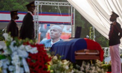 Imagen de archivo de soldados custodian el féretro con el cuerpo del presidente Jovenel Moise durante su ceremonia fúnebre. EFE/ Jean Marc Hervé Abélard