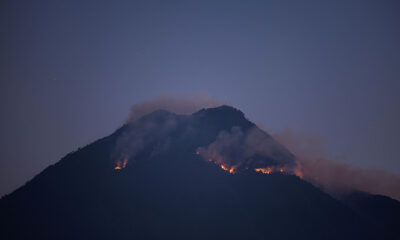 Fotografía de un incendio en el volcán de Agua, desde la ciudad colonial de Antigua Guatemala (Guatemala). Foto de archivo. EFE/David Toro