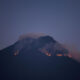 Fotografía de un incendio en el volcán de Agua, desde la ciudad colonial de Antigua Guatemala (Guatemala). Foto de archivo. EFE/David Toro