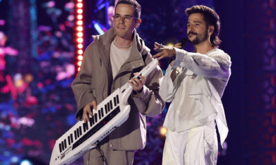 Fotografía de archivo del músico Edgar Barrera (i) y el cantante Camilo durante su actuación en la gala anual de los Latin Grammy, celebrada en Sevilla. EFE/Julio Muñoz