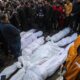 La gente se reúne alrededor de los cuerpos de una familia muerta durante un ataque aéreo israelí en la ciudad de Deir Al Balah, al sur de la Franja de Gaza, el 5 de febrero de 2024. EFE/EPA/Mohammed Saber