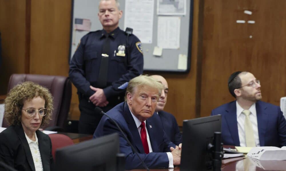 El ex presidente estadounidense Donald Trump durante una audiencia judicial acusado de falsificar registros comerciales para encubrir un pago de dinero a una estrella porno. EFE/EPA/Brendan MCdermid /Pool