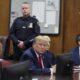 El ex presidente estadounidense Donald Trump durante una audiencia judicial acusado de falsificar registros comerciales para encubrir un pago de dinero a una estrella porno. EFE/EPA/Brendan MCdermid /Pool