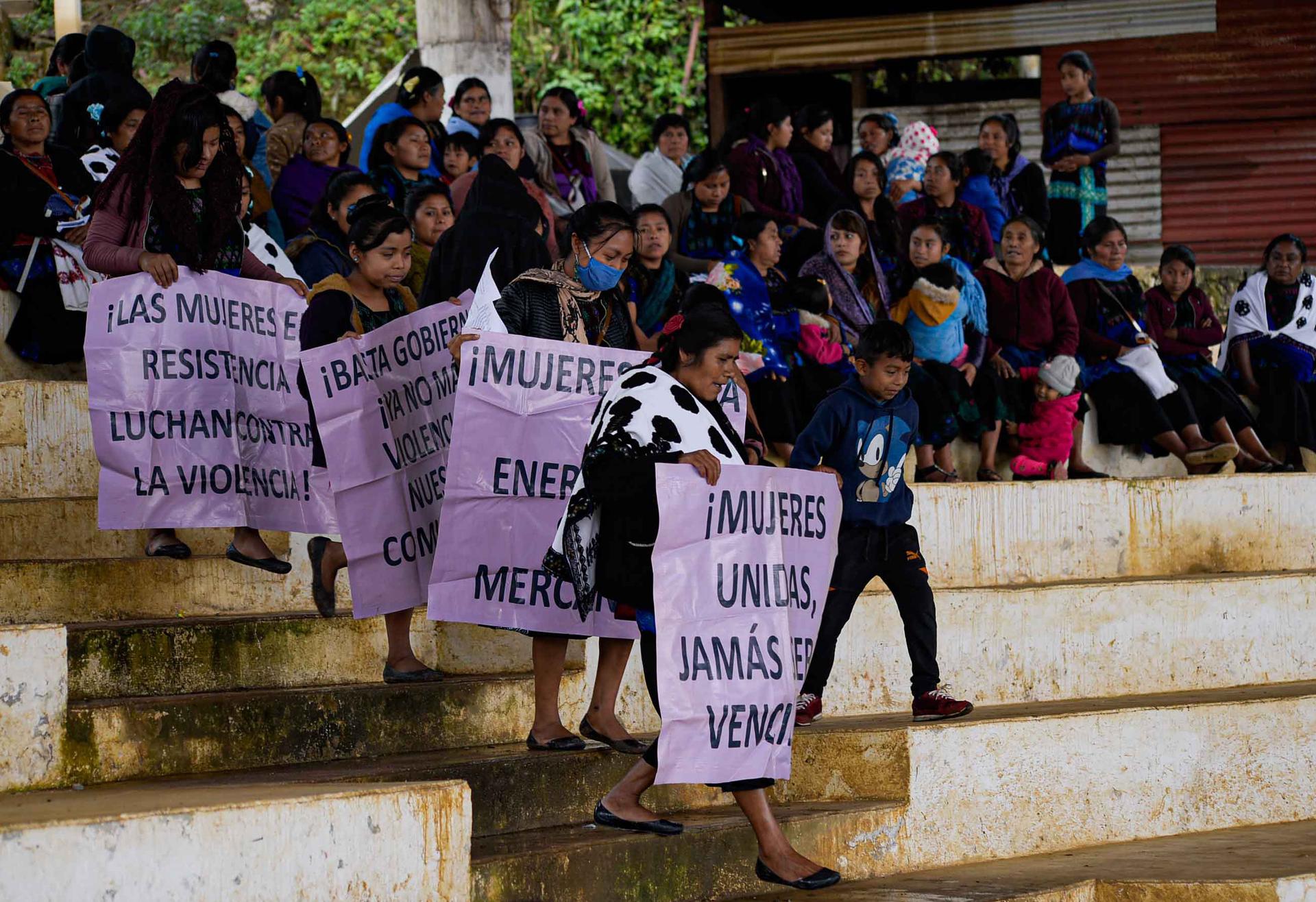 Fotografía de archivo de mujeres indígenas que se congregan en una protesta en el estado de Chiapas. EFE/ Carlos López