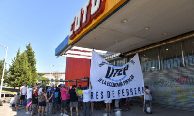 Manifestantes de la UTEP (Unión de Trabajadoras y Trabajadores de la Economía Popular) protestan en los exteriores del supermercado Coto en la localidad de Ciudadela, provincia de Buenos Aires (Argentina). EFE/Enrique García Medina