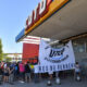 Manifestantes de la UTEP (Unión de Trabajadoras y Trabajadores de la Economía Popular) protestan en los exteriores del supermercado Coto en la localidad de Ciudadela, provincia de Buenos Aires (Argentina). EFE/Enrique García Medina