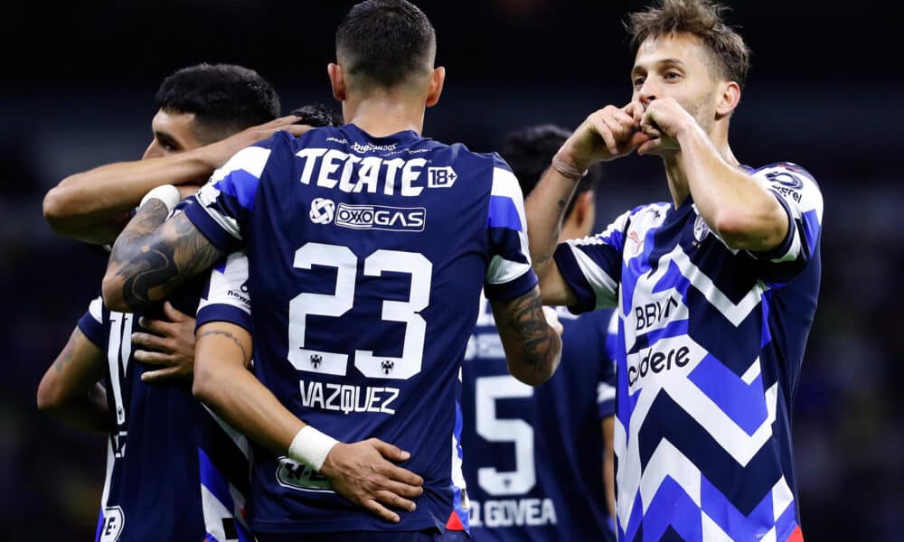 Sergio Canales (d) del Monterrey celebra un gol anotado durante un juego por la quinta jornada del torneo Clausura 2024 de la Liga MX. EFE/Sáshenka Gutiérrez