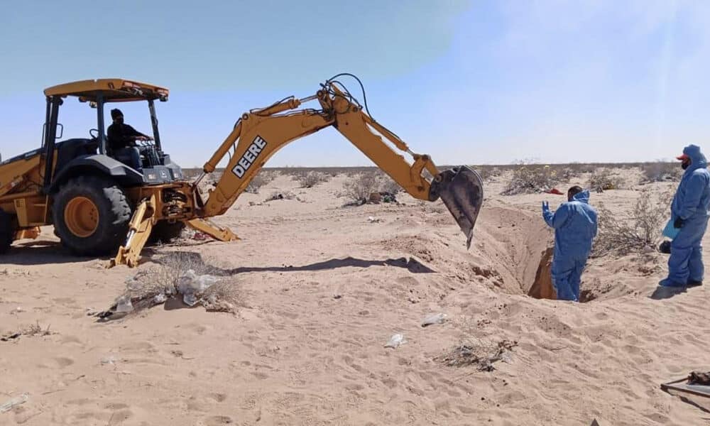 Fotografía de archivo de peritos forenses que participan en un operativo de búsqueda de fosas clandestinas el 12 de marzo de 2022, en el municipio San Luis Río Colorado, estado de Sonora (México). EFE/Daniel Sánchez