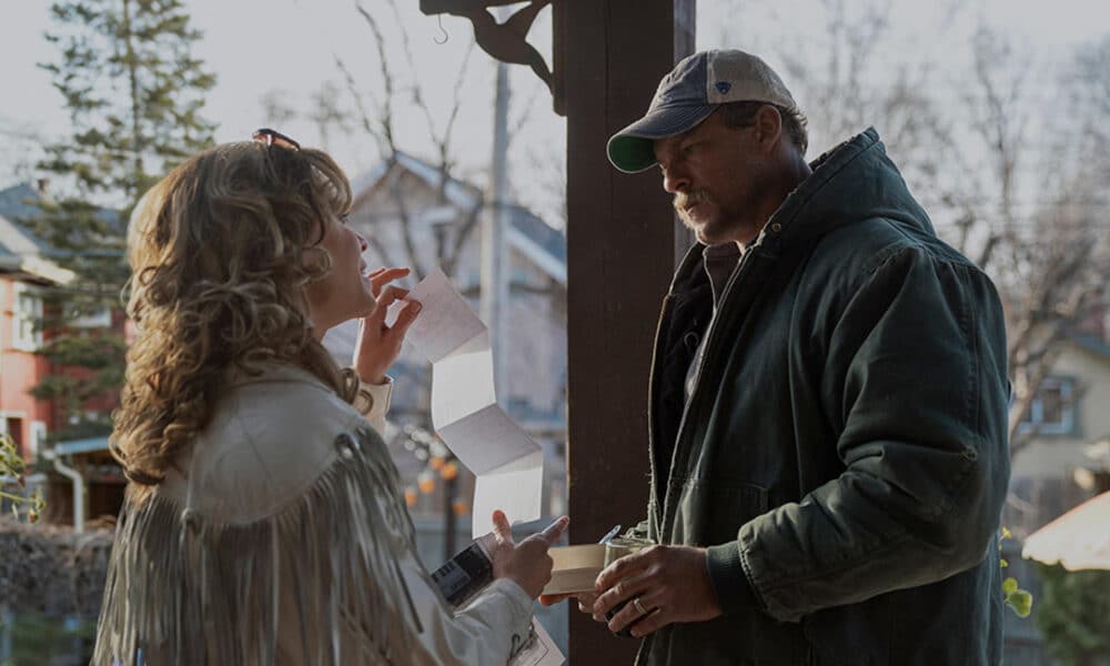 Fotograma cedido por Lionsgate que muestra a los actores Hilary Swank (i) y Alan Ritchson durante una escena de la película 'Ordinary Angels'. EFE/ Lionsgate SÓLO USO EDITORIAL/SÓLO DISPONIBLE PARA ILUSTRAR LA NOTICIA QUE ACOMPAÑA (CRÉDITO OBLIGATORIO)