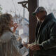 Fotograma cedido por Lionsgate que muestra a los actores Hilary Swank (i) y Alan Ritchson durante una escena de la película 'Ordinary Angels'. EFE/ Lionsgate SÓLO USO EDITORIAL/SÓLO DISPONIBLE PARA ILUSTRAR LA NOTICIA QUE ACOMPAÑA (CRÉDITO OBLIGATORIO)