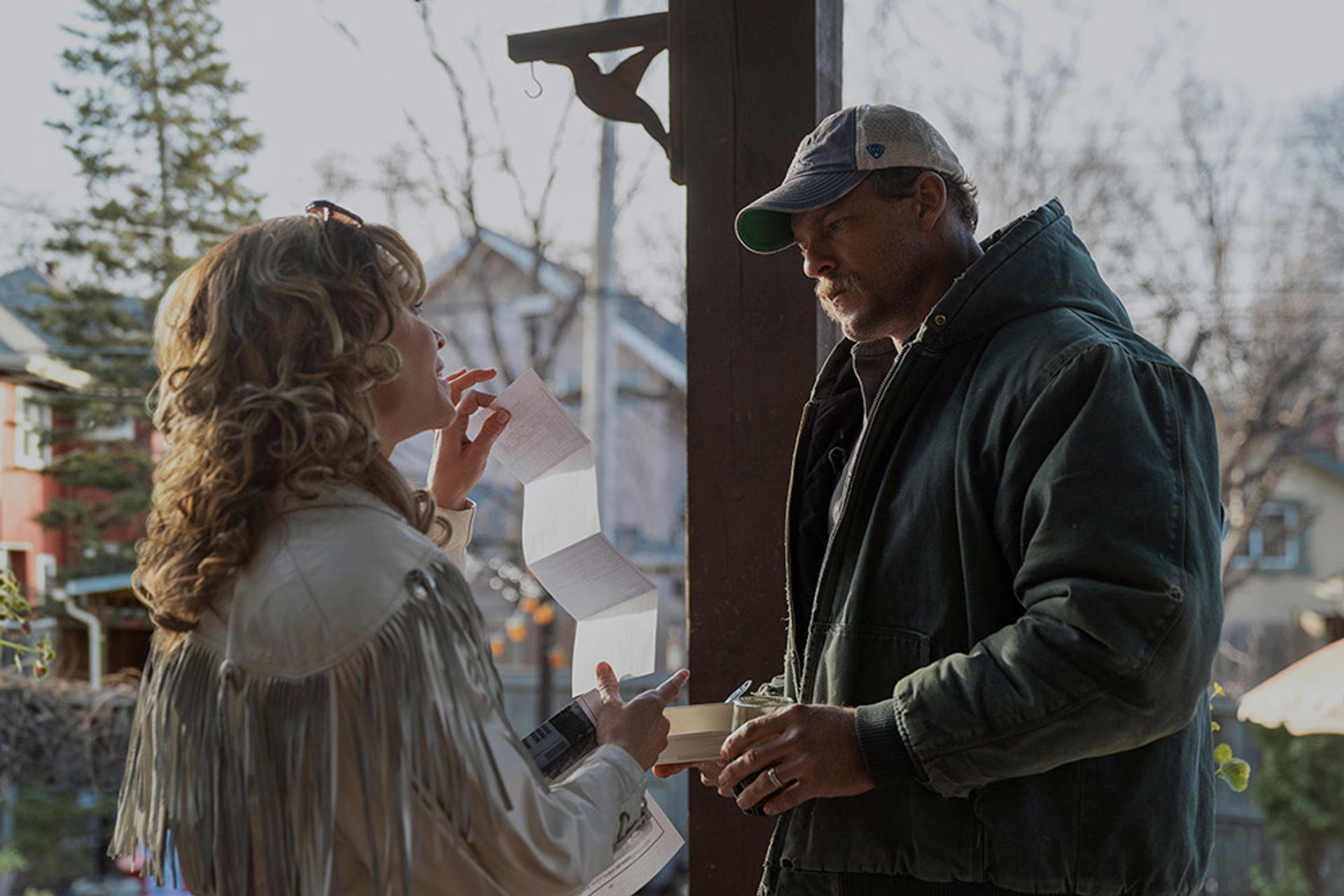 Fotograma cedido por Lionsgate que muestra a los actores Hilary Swank (i) y Alan Ritchson durante una escena de la película 'Ordinary Angels'. EFE/ Lionsgate SÓLO USO EDITORIAL/SÓLO DISPONIBLE PARA ILUSTRAR LA NOTICIA QUE ACOMPAÑA (CRÉDITO OBLIGATORIO)