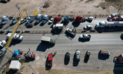 Fotografía aérea de transportistas mientras bloquean una avenida en Ciudad Juárez (México). EFE/Luis Torres