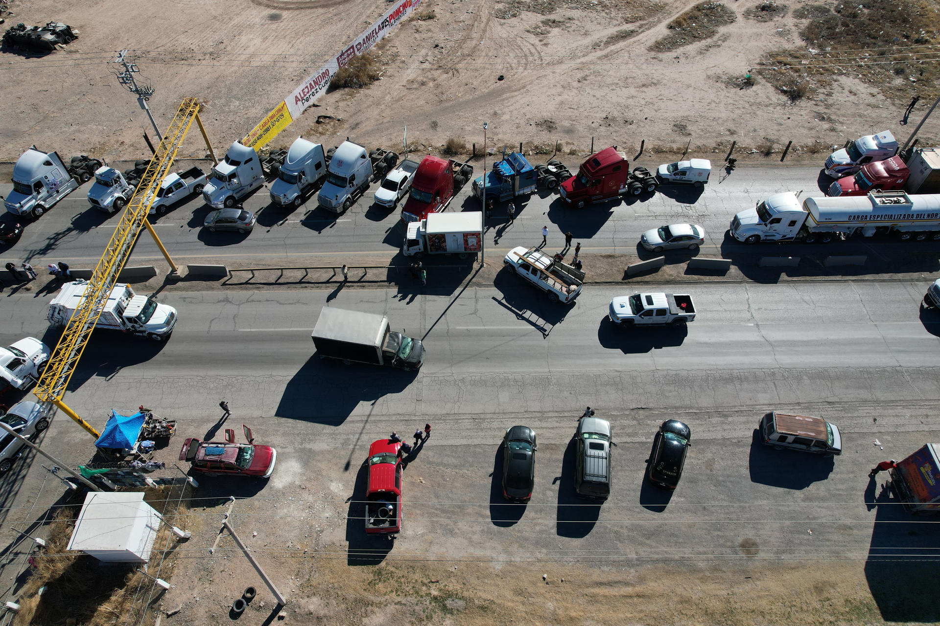 Fotografía aérea de transportistas mientras bloquean una avenida en Ciudad Juárez (México). EFE/Luis Torres