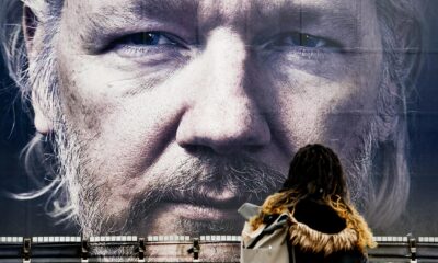 Un cartel gigante de Julian Assange delante del Tribunal Superior de Londres. EFE/EPA/Filip Singer