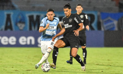 Mauricio Cabral (i) de Aurora disputa el balón con Danilo Barbosa de Botafogo, el 21 de febrero de 2024, en un partido de la segunda fase de la Copa Libertadores entre Aurora y Botafogo en el estadio Félix Capriles en Cochabamba (Bolivia). EFE/ Jorge Abrego