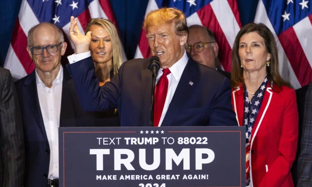 El expresidente estadounidense Donald Trump (c) habla después de derrotar a la exgobernadora Nikki Haley en las primarias presidenciales republicanas de Carolina del Sur en Columbia. EFE/EPA/JIM LO SCALZO