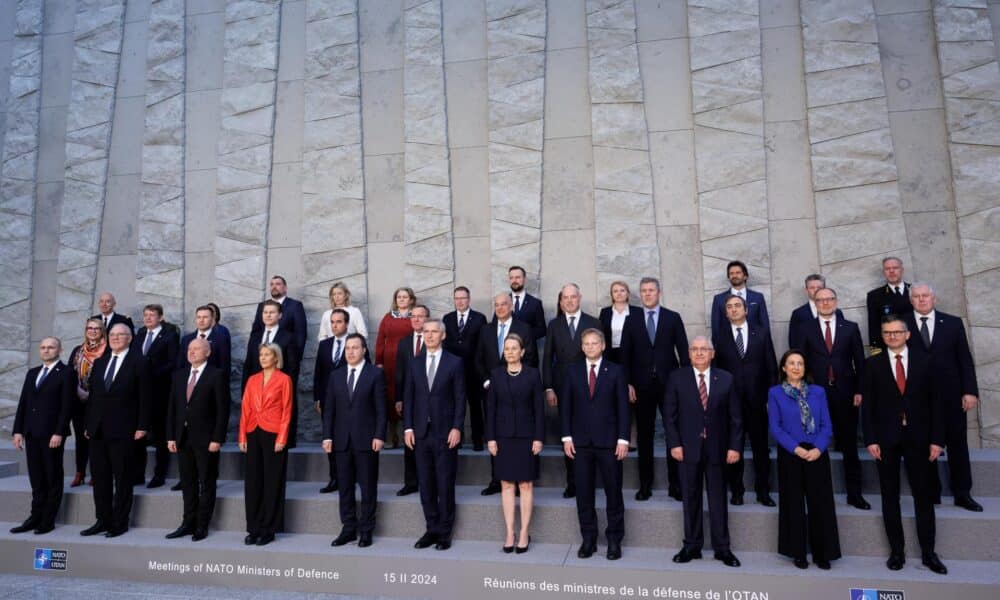 La ministra de Defensa Margarita Robles (2derecha), posa en una foto de familia con el resto de ministros de Defensa de la OTAN que se reunieron este jueves en Bruselas para tratar el desarrollo de la invasión rusa de Ucrania. EFE/ Olivier Matthys