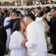 Parejas se besan al contraen matrimonio este miércoles durante una boda colectiva en la ciudad de Tijuana, Baja California (México). EFE/Joebeth Terriquez