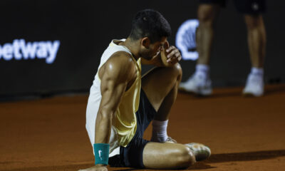 El tenista español Carlos Alcaraz fue registrado este martes, 20 de febrero, al lamentarse tras sufrir una lesión en su tobillo derecho, durante el primer set de su debut en el torneo contra el local Thiago Monteiro, en el Jockey Club Brasileño, en Río de Janeiro (Brasil). EFE/Antonio Lacerda