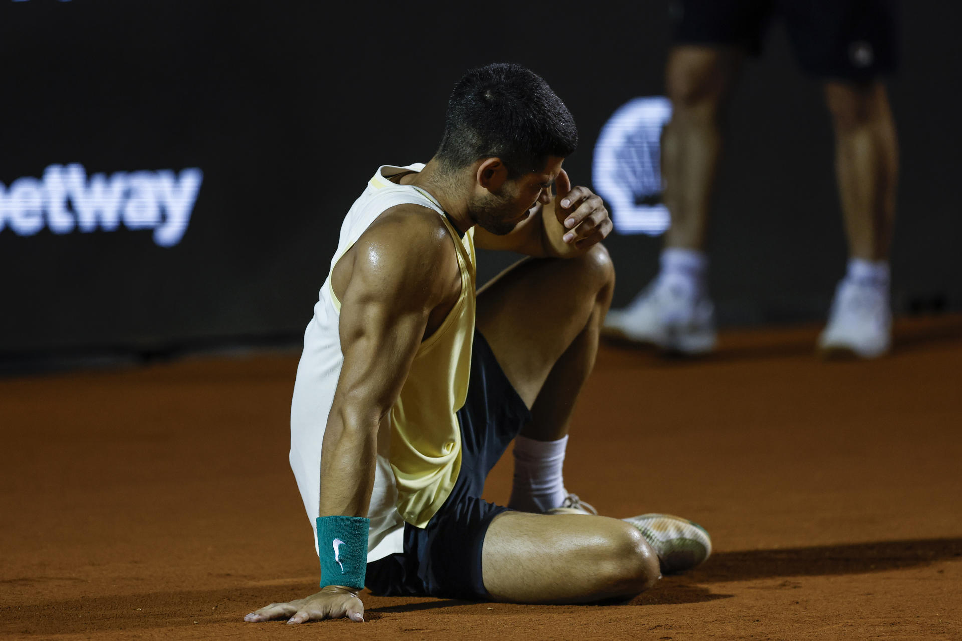 El tenista español Carlos Alcaraz fue registrado este martes, 20 de febrero, al lamentarse tras sufrir una lesión en su tobillo derecho, durante el primer set de su debut en el torneo contra el local Thiago Monteiro, en el Jockey Club Brasileño, en Río de Janeiro (Brasil). EFE/Antonio Lacerda