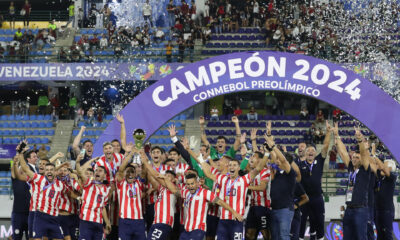 Jugadores de Paraguay celebran con el trofeo al ganar el Torneo Preolímpico Sudamericano Sub-23 hoy, en el estadio Nacional Brígido Iriarte, en Caracas (Venezuela). EFE/Rayner Peña R.