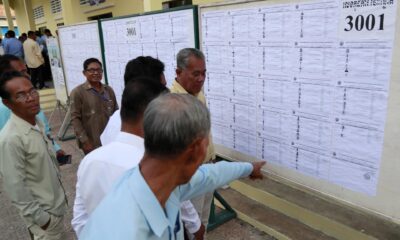Funcionarios camboyanos comprueban una lista de nombres de votantes para las elecciones al Senado en un colegio electoral de la provincia de Kandal. EFE/EPA/KITH SEREY