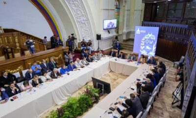Diputados de la Asamblea Nacional se reúnen con representantes de partidos políticos, en Caracas (Venezuela), en una fotografía de archivo. EFE/ Rayner Peña R.