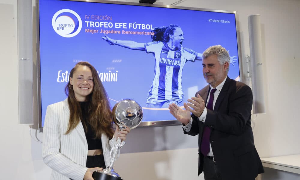 El presidente de la Agencia EFE, Miguel Ángel Oliver (d) entrega el trofeo a la mejor Jugadora Iberoamericana del año 2023 a la centrocampista argentina del Atlético de Madrid, Estefanía Banini durante acto celebrado este viernes en la sede central de la Agencia EFE en Madrid. EFE/Mariscal