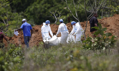 Fotografía de archivo de trabajadores forenses mientras entierran los cuerpos de migrantes fallecidos durante un accidente en autobús el año pasado en el mes de febrero, en David (Panamá). EFE/ Bienvenido Velasco