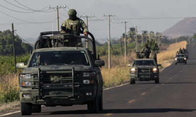 Fotografía de archivo de un convoy del ejercito mexicano en despliegue hacia el estado de Michoacán (México). EFE/Iván Villanueva