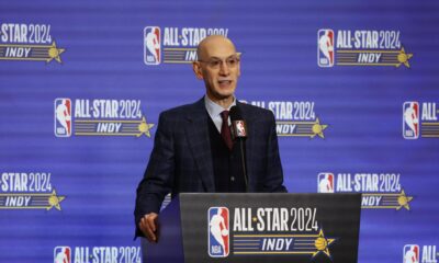 El comisionado de la NBA Adam Silver habla en una conferencia de prensa, este 17 de febrero de 2024 EFE/EPA/Brian Spurlock