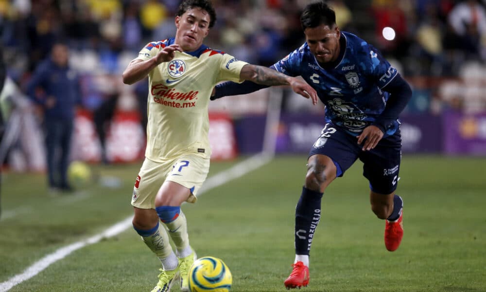 Sergio Barreto (d) de Pachuca disputa un balón contra Alejandro Zendejas de America este sábado, durante un partido de la jornada 7 del torneo Clausura 2024. EFE /David Martínez Pelcastre